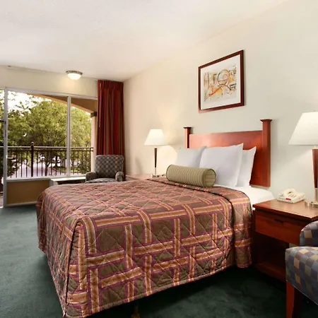 Travelodge By Wyndham Waukegan Gurnee