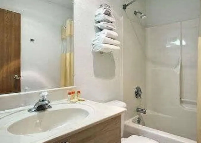 Travelodge By Wyndham Gurnee Hotel Waukegan